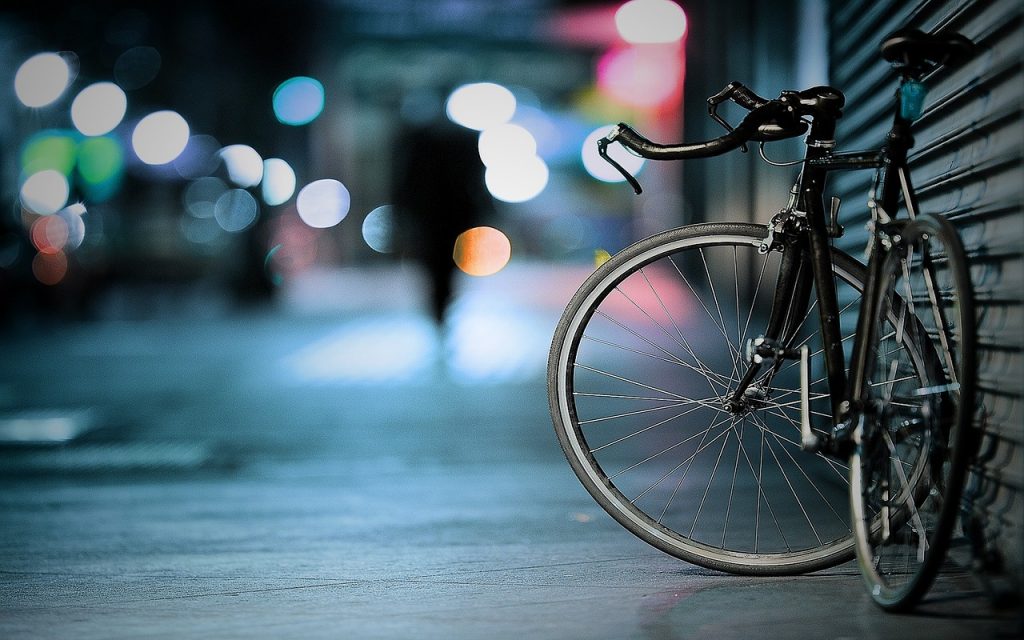 Bicicletta appoggiata a un bandone di sera