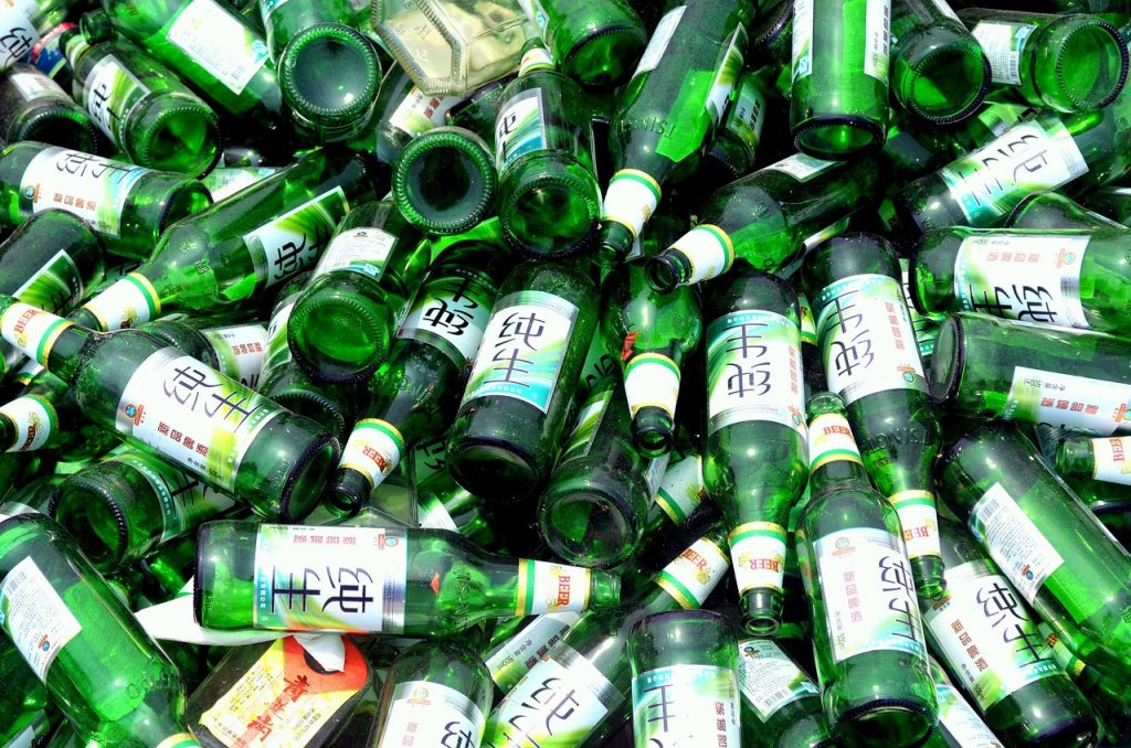 Rifiuti che buttiamo - bottiglie di birra da riciclare